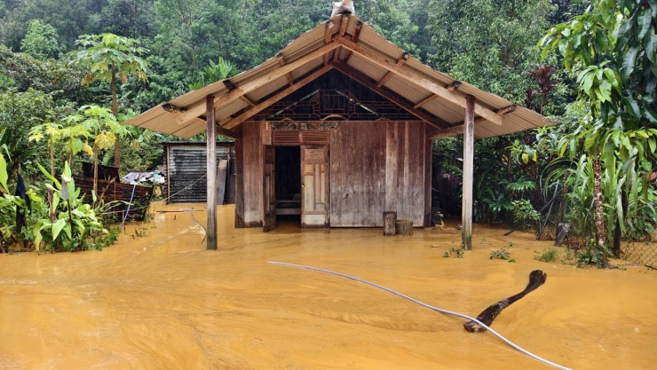 Sạt lở, đất núi chảy xuống uy hiếp khu dân cư