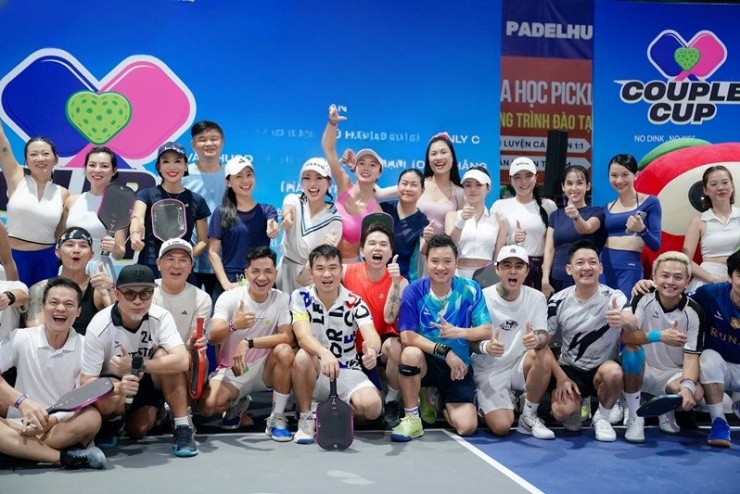 Nhạc sĩ Dương Khắc Linh cùng vợ, danh thủ Hồng Sơn, ca sĩ Hoàng Tôn, Vũ Ngọc Anh, Vân Hugo và nhiều nghệ sĩ tham dự giải pickleball.