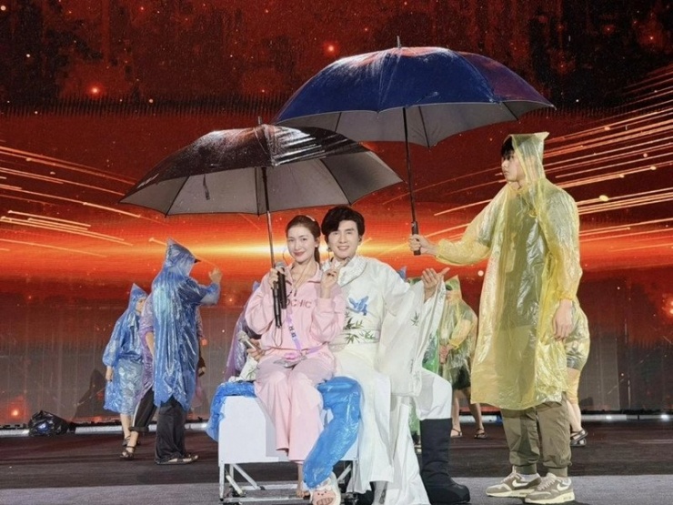 Ca sĩ Hòa Minzy tích cực tập luyện cùng Đan Trường để chuẩn bị cho đêm nhạc kỷ niệm 30 năm sự nghiệp của anh.