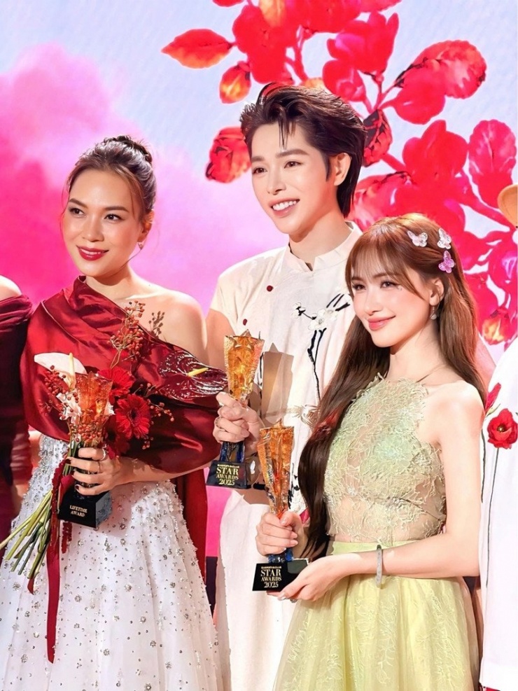 Ca sĩ Đức Phúc vui khi có dịp chụp ảnh chung với cô giáo Mỹ Tâm và chị gái thân thiết - ca sĩ Hòa Minzy tại một lễ trao giải.