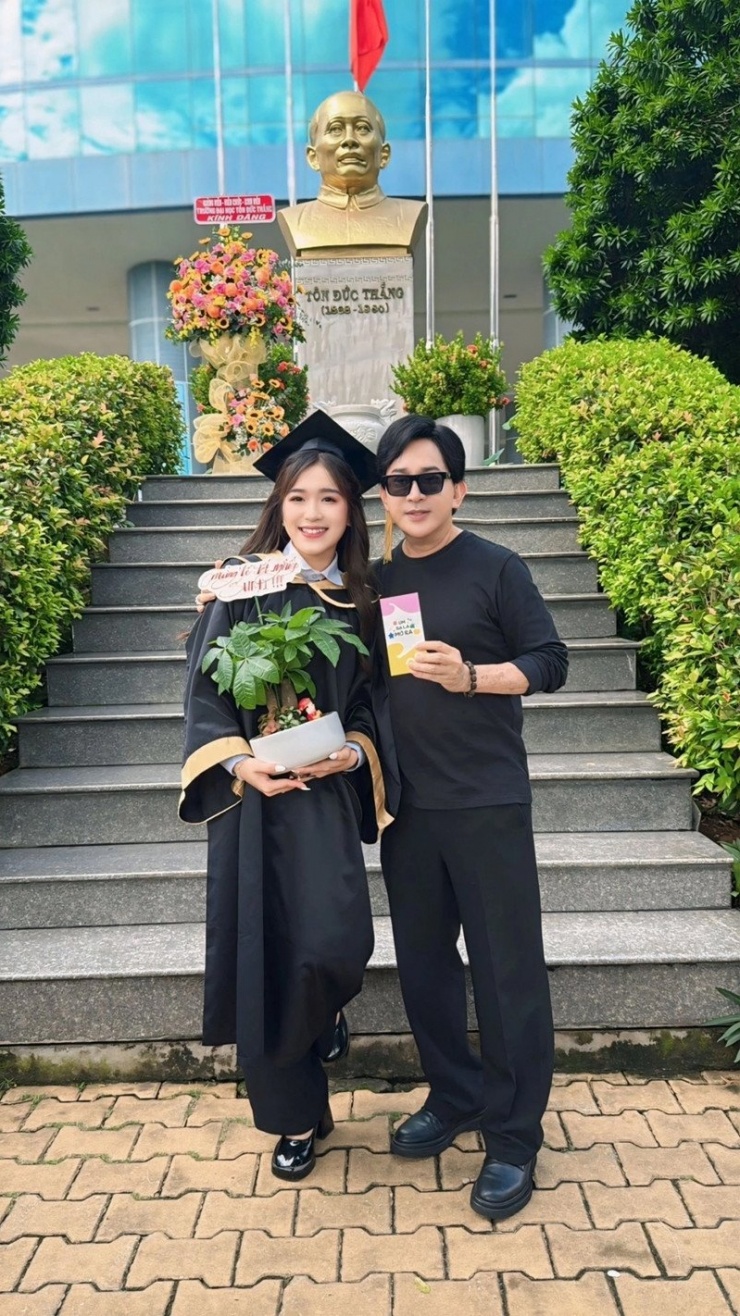 Nghệ sĩ Kim Tử Long mừng con tốt nghiệp.