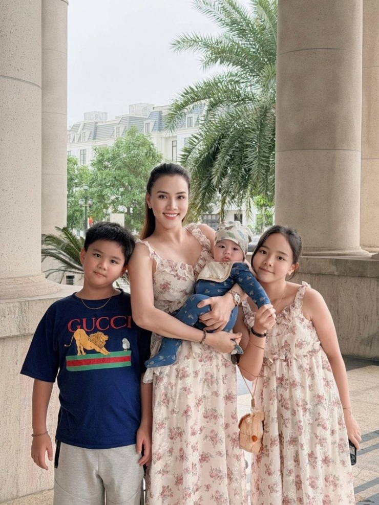 Cựu người mẫu Trang Nhung xúc động chia sẻ các con là niềm hạnh phúc và ý nghĩa lớn nhất trong cuộc đời cô.