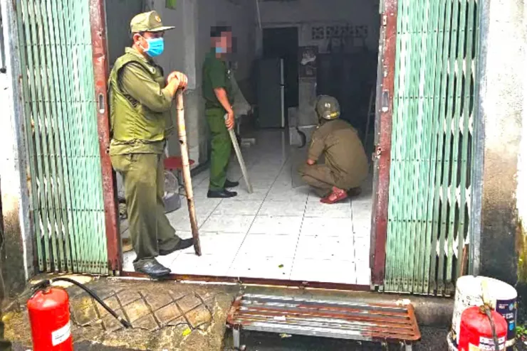 TP.HCM: Công an khống chế người đàn ông cầm 3 con dao, tấn công hàng xóm rồi cố thủ - 3