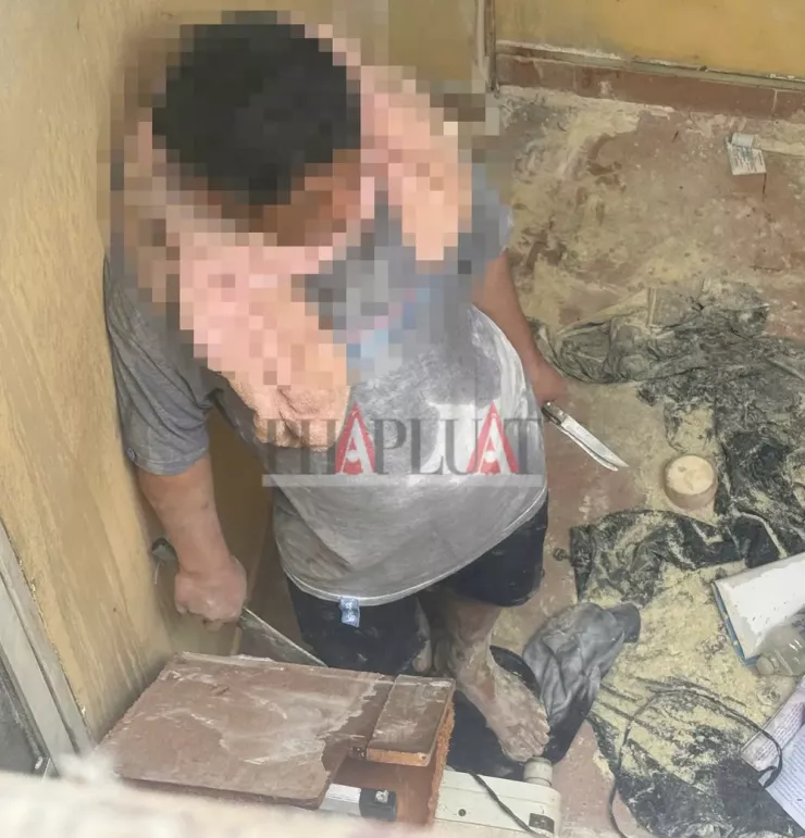 Người đàn ông tay cầm 3 con dao, khoá trái cửa cố thủ trên gác lửng của căn nhà thuộc phường Tăng Nhơn Phú, TP.HCM. Ảnh: PHẠM HẢI