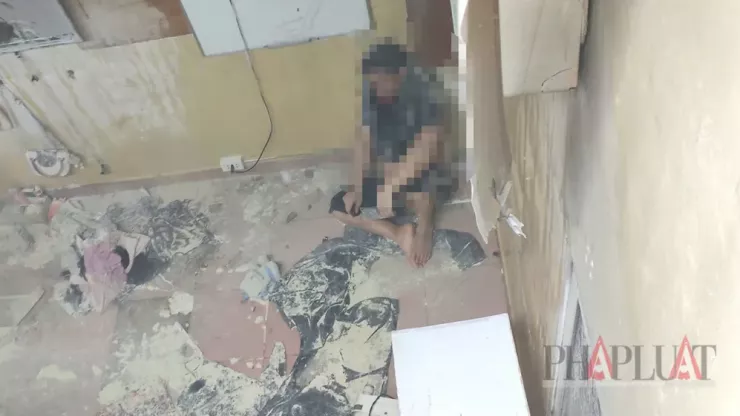 Cảnh sát nhiều lần dùng loa phát tín hiệu thuyết phục người đàn ông trong nhiều giờ đồng hồ. Ảnh: PHẠM HẢI