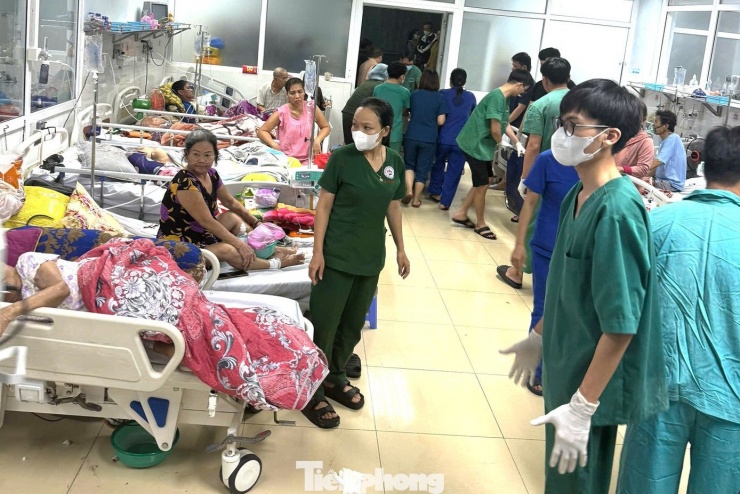 Lũ dâng kèm theo cúp điện, cúp nước. Bệnh viện phải chạy máy nổ thường xuyên để phục vụ cho các bệnh nhân, đặc biệt là các bệnh nhân thở máy.