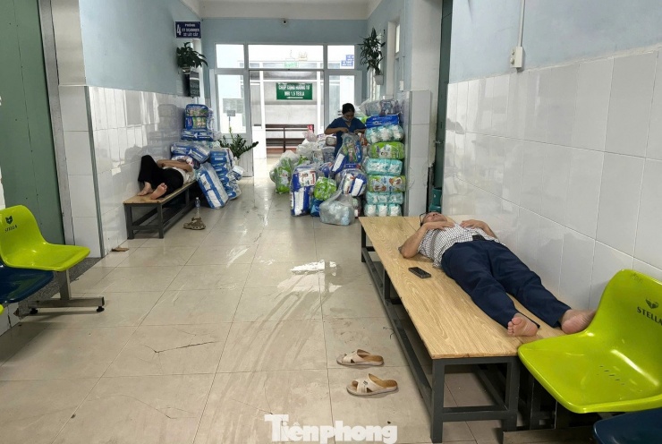 Giờ phút nghỉ ngơi hiếm hoi của bác sĩ trong thời điểm căng mình chống lũ.