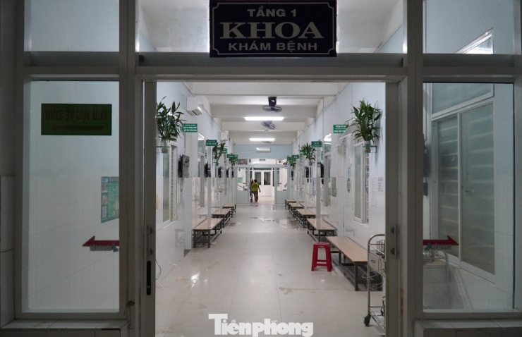 Lũ rút tới đâu, dọn dẹp tới đó. Tầng 1 đã được dọn dẹp sạch sẽ, phơi khô bàn, ghế, tủ, giường bệnh...để chuẩn bị phục vụ bệnh nhân.