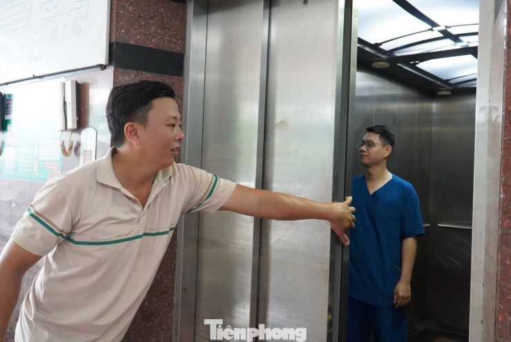 Thang máy cũng được khôi phục để phục vụ người bệnh và nhân viên y tế. Cả bệnh viện dồn lực đưa bệnh viện về hoạt động ổn định như ngày thường.