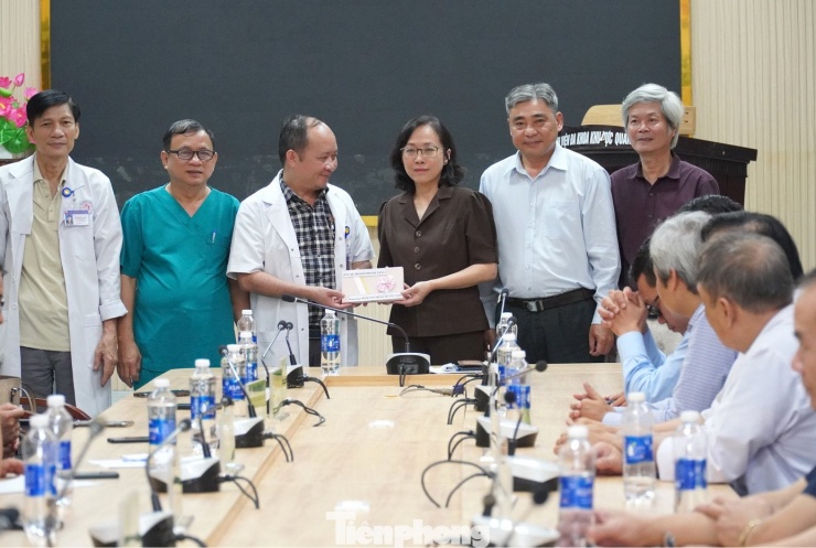 Bác sĩ Trần Thanh Thủy, Giám đốc Sở Y tế Đà Nẵng đã đến thăm, tặng quà và động viên bệnh viện. Bà bày tỏ rất vui vì bệnh viện đã nỗ lực chống chọi qua cơn lũ lịch sử, đảm bảo an toàn cho hơn 1.300 người cũng như máy móc thiết bị. Theo bà, đây là trường hợp áp dụng phương châm "4 tại chỗ" điển hình mà các đơn vị khác cần học tập.