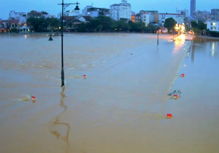 Nước lũ trên sông Hương tràn qua Đập Đá vào chiều tối 1/11, trong khi TP Huế sắp đối mặt một trận mưa lớn. Ảnh HueS