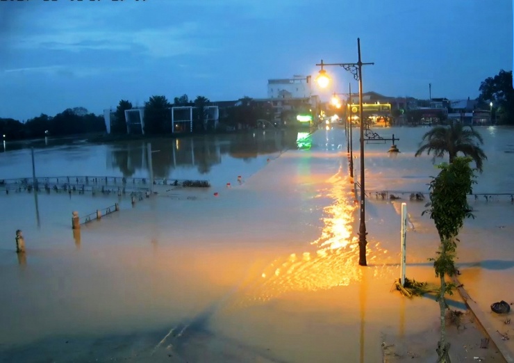 Lũ trên sông Hương vẫn ở trên mức báo động 2. Ảnh HueS