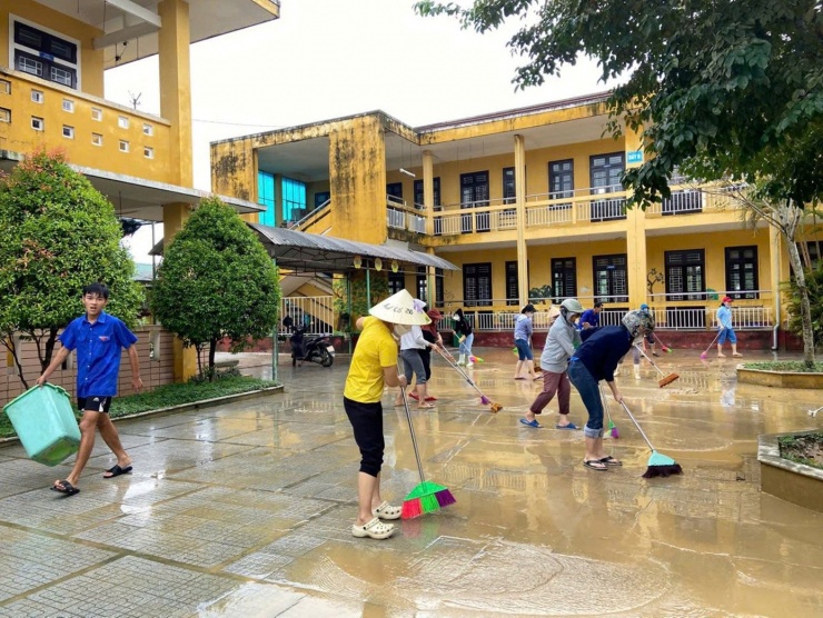 Huế ra quân tổng vệ sinh sau đợt mưa lũ lịch sử.