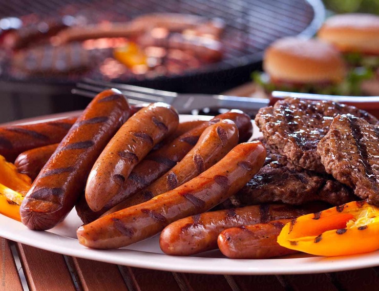 Ăn nhiều thịt đỏ và thịt chế biến như xúc xích làm tăng nguy cơ ung thư.