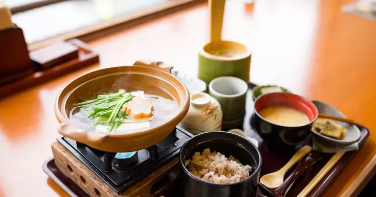 Người Nhật Bản chỉ ăn no 80% để kiểm soát cân nặng. Ảnh: Canva