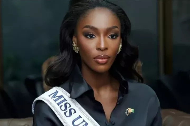 Dàn hoa hậu mặc đồ đen tưởng niệm Vương hậu Thái Lan