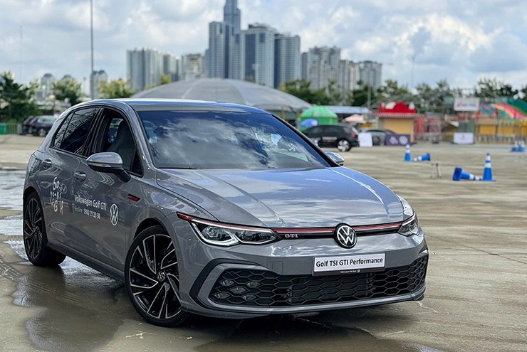 Volkswagen Golf ra mắt tại Việt Nam, giá từ 798 triệu đồng