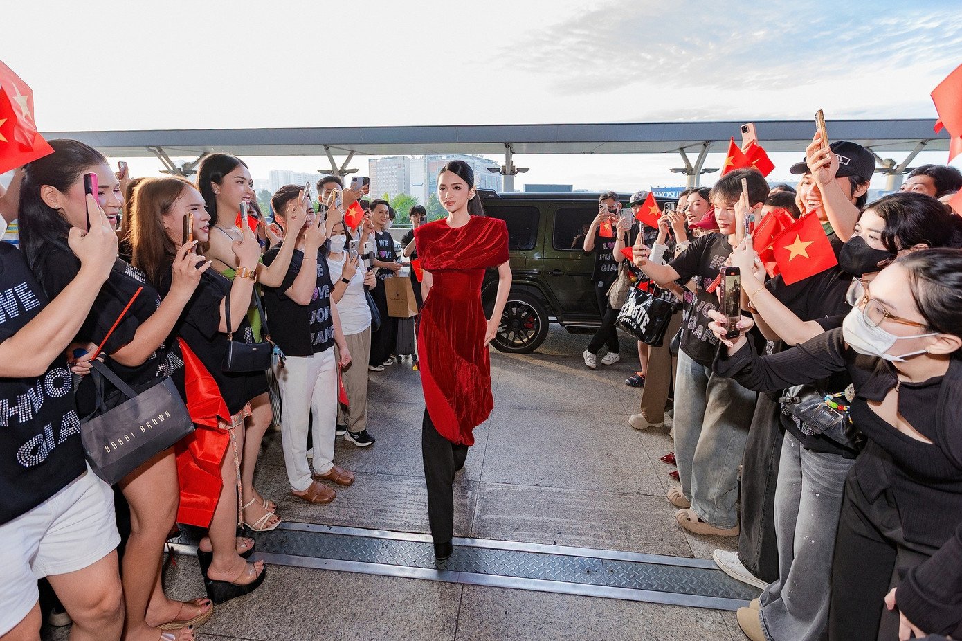 Ngắm trang phục trong ngày đầu tại Miss Universe 2025 của Hoa hậu Hương Giang - 1