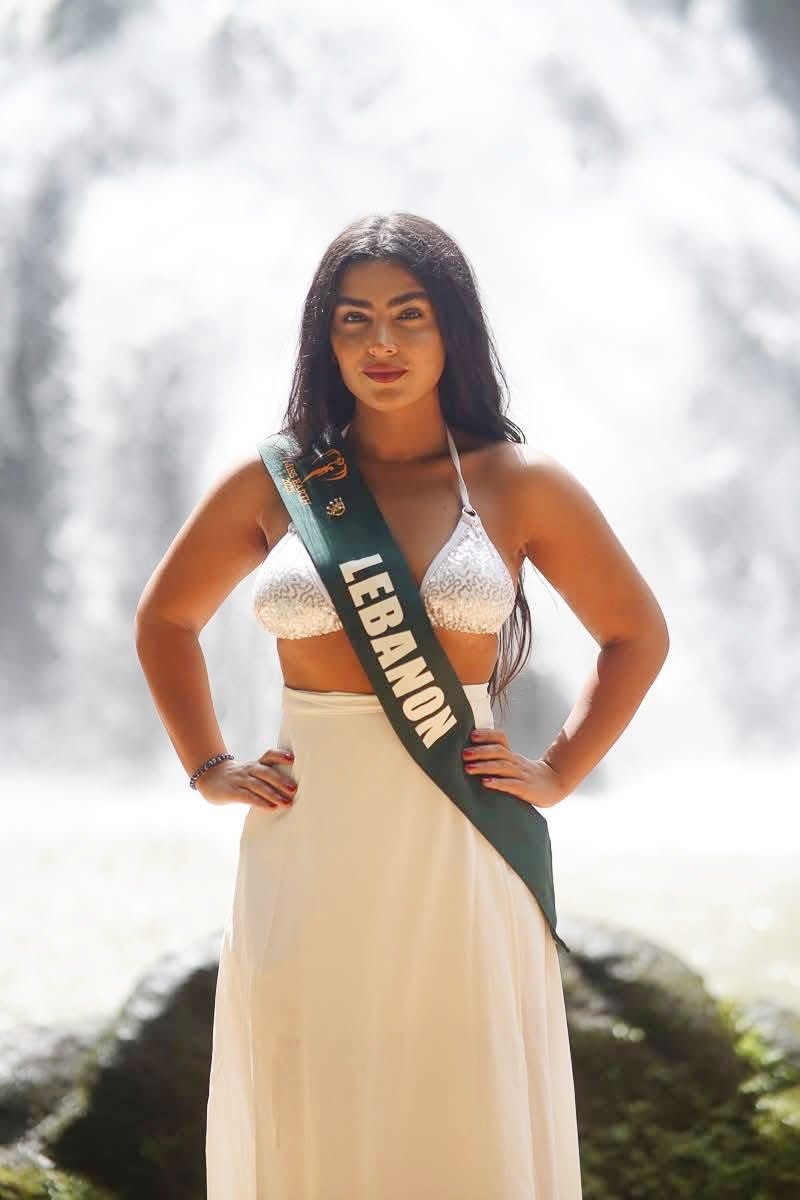 Đại diện Nepal và Lebanon để lộ nhiều khuyết điểm hình thể. Người đẹp Lebanon bị chê bắp tay to, vòng eo bánh mì.