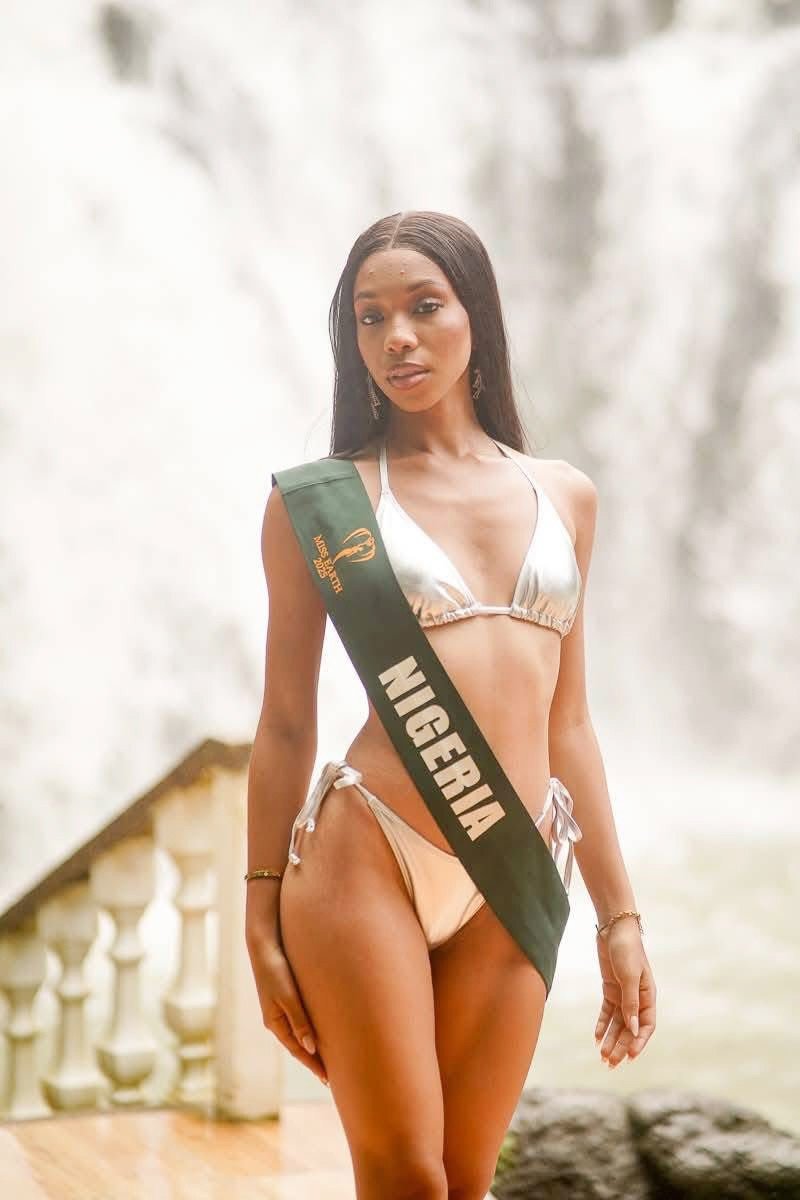 Hoa hậu Trái Đất đang diễn ra tại Philippines nhưng được đánh giá lép vế hơn hẳn Hoa hậu Hoàn vũ 2025 chuẩn bị khởi động ở Thái Lan. Nhiều năm gần đây, Hoa hậu Trái Đất bị nhận xét xuống cấp về truyền thông và công tác tổ chức. Năm nay, cuộc thi tiếp tục bị chê bai vì cách tổ chức sơ sài, thiếu chuyên nghiệp, sân khấu tạm bợ. Hôm 30/10, hình ảnh thí sinh dùng tay bốc thức ăn được trải lên lá chuối gây tranh cãi trên các diễn đàn sắc đẹp.