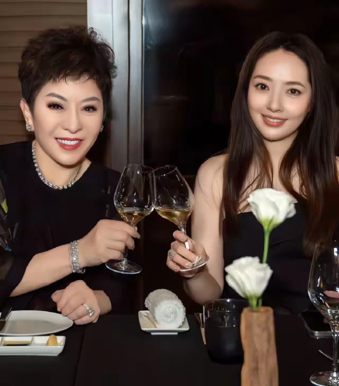 Bà Trần Lam và con dâu Quách Bích Đình. Ảnh: Weibo