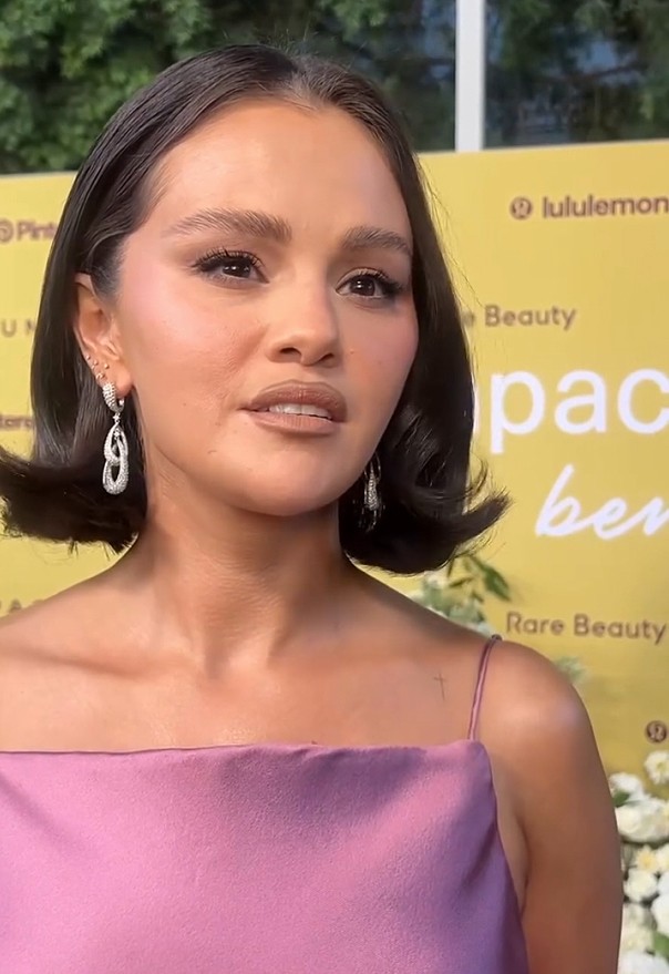 Selena Gomez trong video trả lời phỏng vấn.