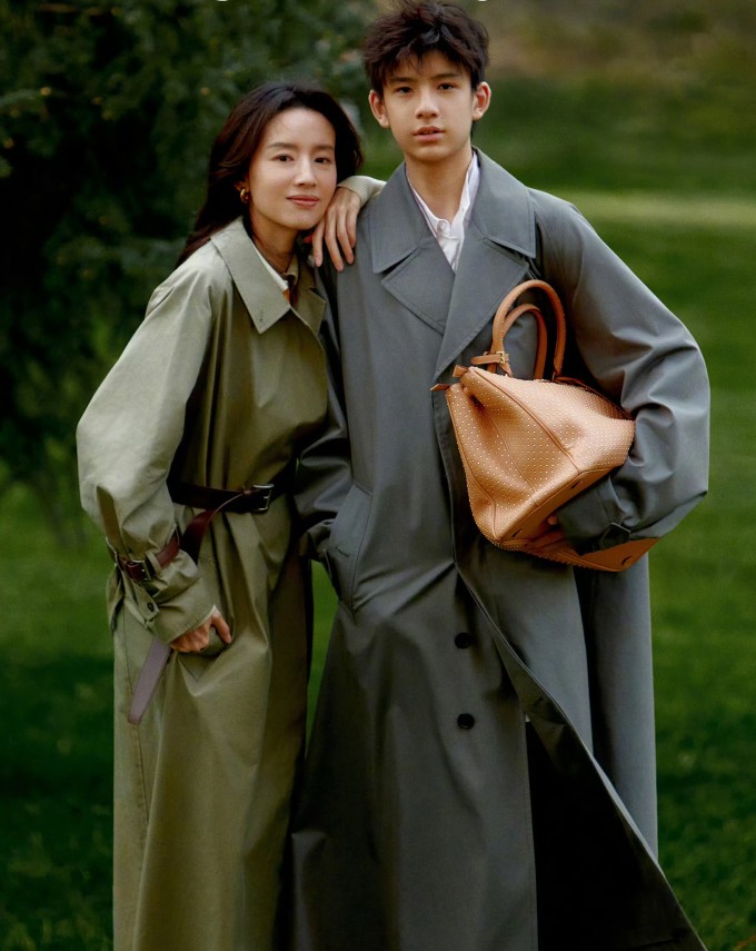 Đổng Khiết và con trai Đỉnh Đỉnh chụp hình tạp chí năm 2024. Ảnh: Nylon