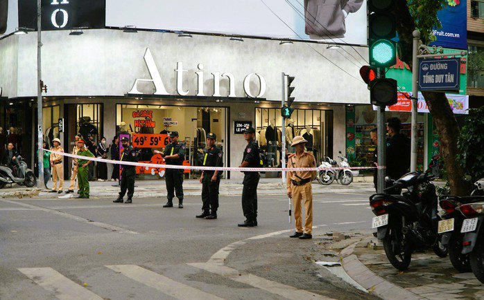 Hình ảnh cảnh sát phong tỏa một đoạn đường Lê Hoàn nơi tập trung nhiều tiệm vàng để thực thi nhiệm vụ trong sáng ngày 31-10