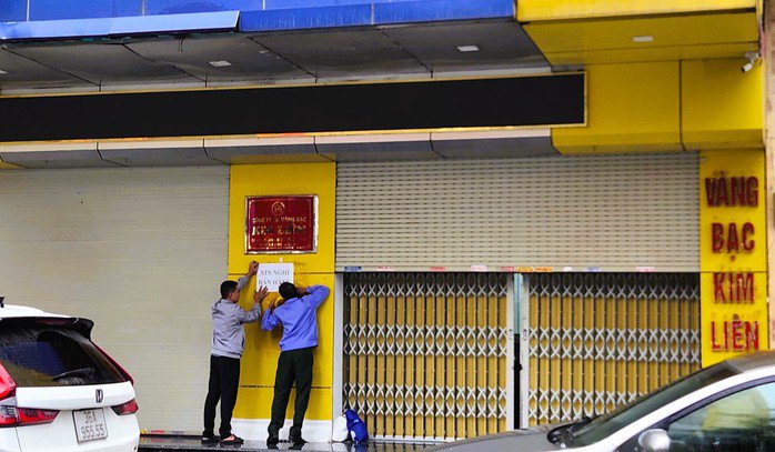 Nhiều tiệm vàng trên phố Lê Hoàn bất ngờ đóng cửa, dán thông báo nghỉ bán hàng