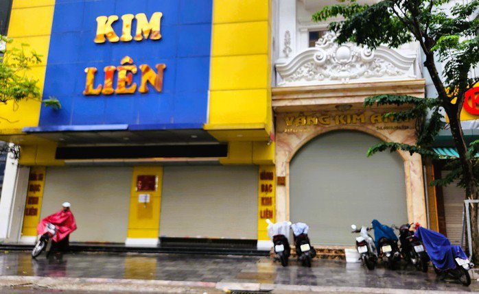 Rất nhiều tiệm vàng đã "cửa đóng then cài" sau 1 ngày công an xuất hiện tại đây.