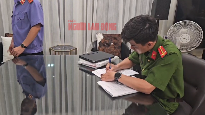 CLIP: Công an TP HCM khám xét nhà diễn viên Trương Ngọc Ánh - 4