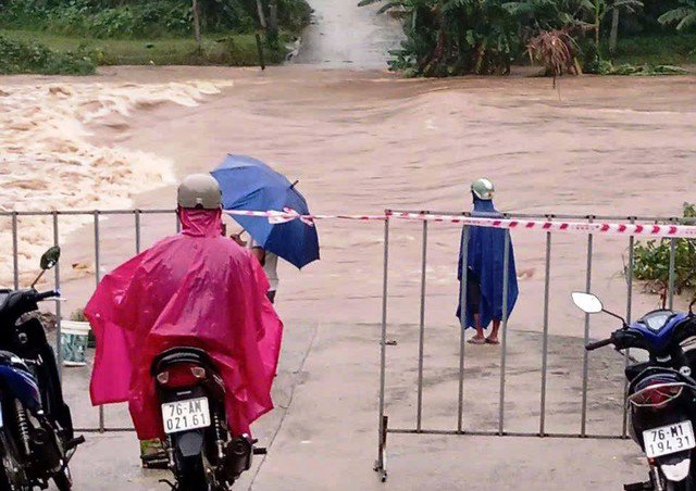 Mực nước lũ trên nhiều sông ở Quảng Ngãi đang dâng cao