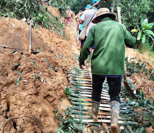 Người dân khắp nơi làm những con đường tạm bợ giúp lưu thông qua những vị trí sạt lở