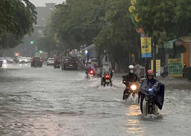 Từ rạng sáng 1-11, khu vực tỉnh Quảng Ngãi có mưa lớn khiến trung tâm TP Quảng Ngãi bị ngập nặng