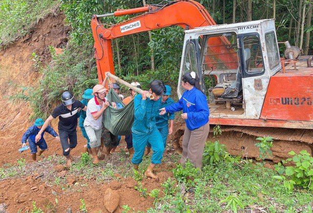 Do sạt lở bủa vây, người dân Quảng Ngãi phải dùng võng khiêng người đi cấp cứu