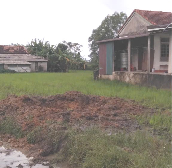 Hố sâu để lại giữa ruộng lúa sau vụ nổ kinh hoàng