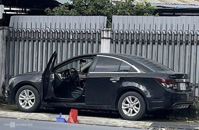 Ôtô đậu bên đường được phát hiện có thi thể cô gái trong cốp xe. Ảnh: Đình Văn