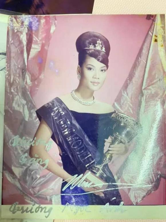 Hình ảnh hiếm hoi khi Trương Ngọc Ánh đăng quang Hoa hậu Thời trang Quốc tế 1998.