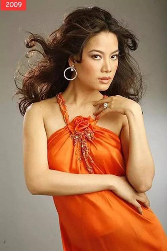 Trương Ngọc Ánh lúc này 22, 23 tuổi. Hình ảnh cho thấy mỹ nhân họ Trương sở hữu nét đẹp góc cạnh, sắc sảo, đậm chất "model".