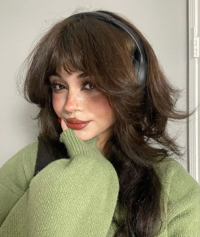 Tự tạo kiểu tóc mái boho tại nhà dễ dàng với các bước uốn nhẹ, tạo phồng.