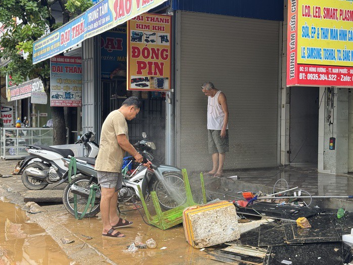 Người dân xã Nam Phước, TP Đà Nẵng dọn dẹp sau lũ