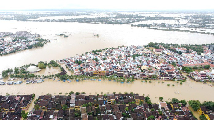 Phố cổ Hội An chìm trong nước lũ, ngày 30-10