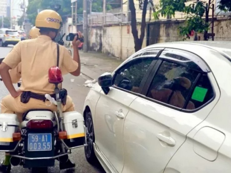 Hàng loạt ô tô đậu quanh sân bay Tân Sơn Nhất bị CSGT ghi hình, phạt nguội