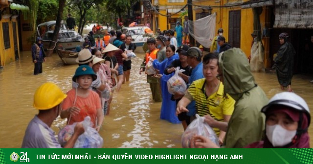 Người dân miền Trung cứu trợ