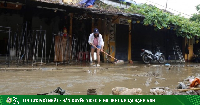Hội An dọn dẹp sau lũ