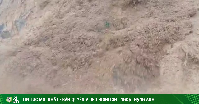 Sạt lở Đà Nẵng, xe múc vùi lấp