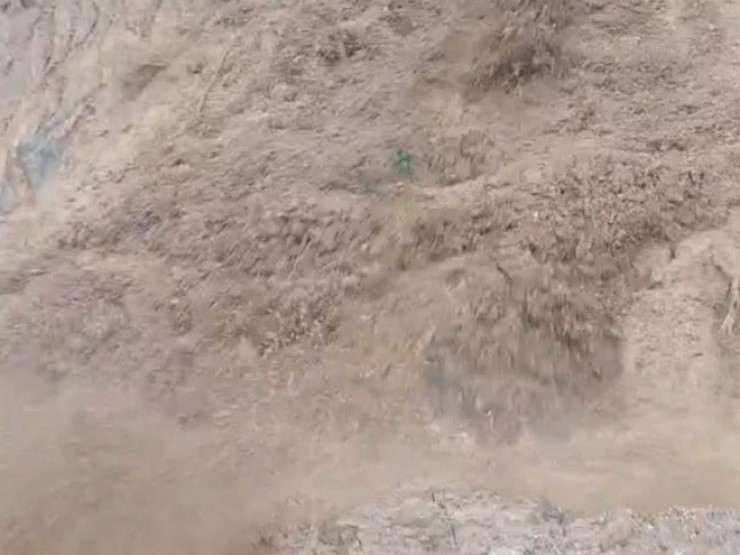 Kinh hãi đất đá ầm ầm đổ trúng xe múc đang dọn điểm sạt lở