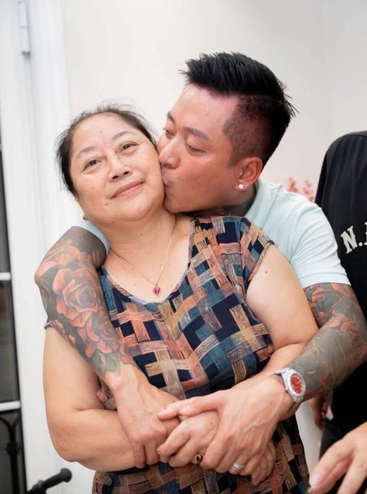 Tuấn Hưng và mẹ. Ảnh: Tư liệu.