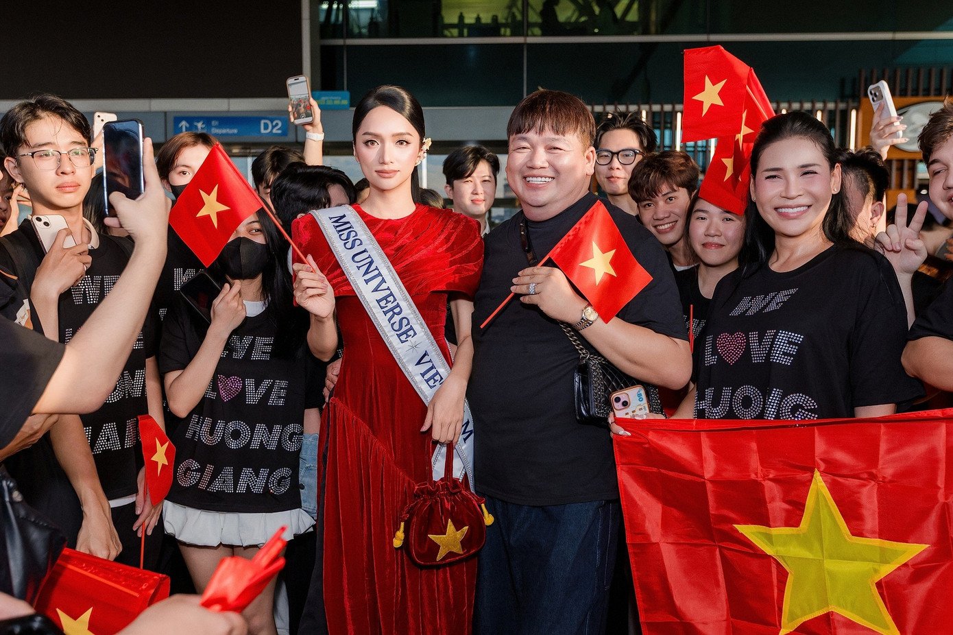 Ngắm trang phục trong ngày đầu tại Miss Universe 2025 của Hoa hậu Hương Giang - 2