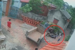 Clip: Thót tim trẻ nghịch khiến xe công nông trôi đâm ngã người phụ nữ